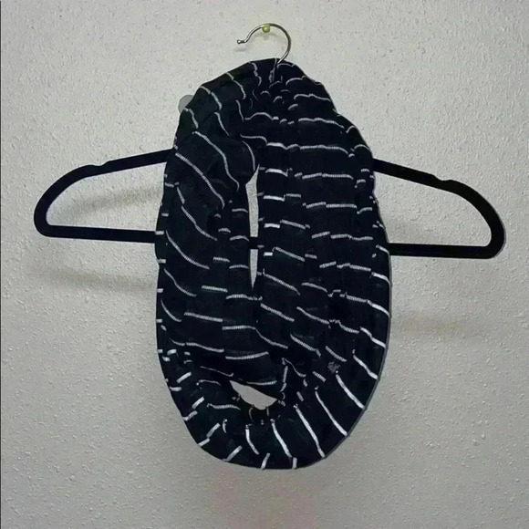 🛍3 for $20 BRAND NEW! Striped Infinity Scarf - Picture 1 of 4